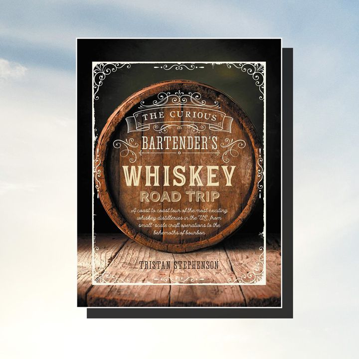 The Curious Bartender’s Whisky Road Trip-omslag (wit filigraan en tekst overlay op een ton op een houten vloer met een donkergrijze muur erachter). Cover met slagschaduw wordt afgezet tegen een bewolkte hemelachtergrond