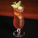   zombie-cocktail hurrikaanilasissa, koristeltu mintunoksalla